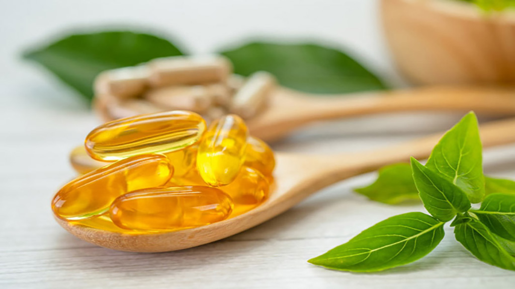 ویتامین E برای پوست؛ آیا مصرف خوراکی یا موضعی بهتر است؟