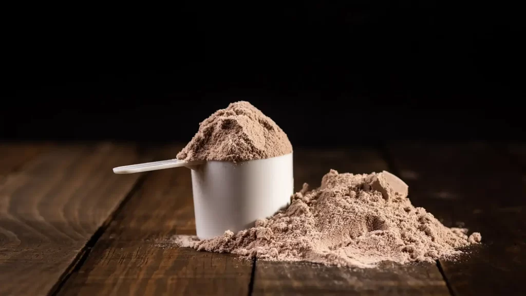 پروتئین وی یا کازئین؟ کدام مکمل برای عضله‌سازی شبانه بهتر است؟
